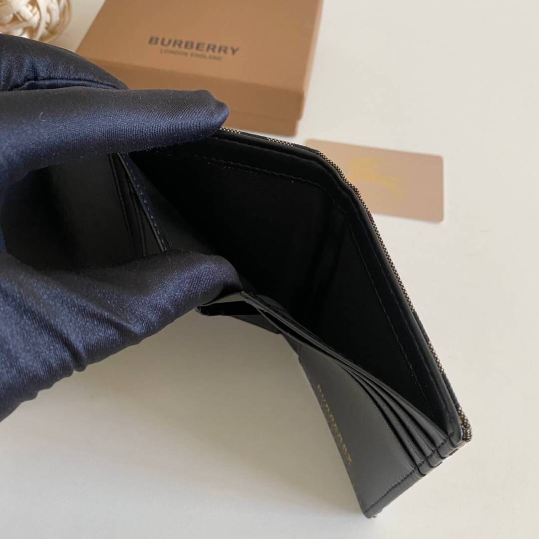Burberry Card Holder Wallet กระเป๋าเก็บบัตร พร้อมใส่ธนบัตร ขนาดพกพาสะดวก ปั้มอะไหล่ทองเรียบหรู เหมาะมากสำหรับใครที่ พกบัตรต่างๆเยอะๆ ทำให้กระเป๋าสตางค์หนา ตุง เทอะทะ ง่ายๆแค่ใบนี้ใบเดียวเอาอยู่จ้า สวยหรู มาพร้อมกล่อง สามารถซื้อเป็นของขวัญ หรือจะซื้อใช้เอง