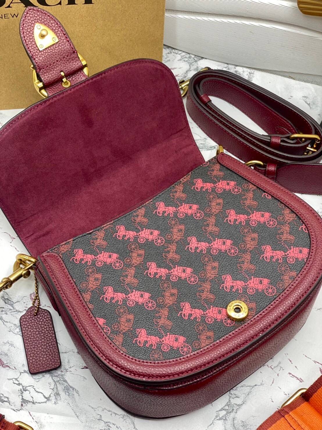 COACH BEAT SADDLE BAG WITH HORSE AND CARRIAGE C0747 ฮอตไฟลุก! สีหายาก ละมุนคุณหนู คอลเลคชั่นใหม่ ดีไซน์หรูหรา พิเศษมากๆมาพร้อมสายสะพาย 2 เส้น ใช้คู่กันหรือแยกสะพายก็สวยครบสูตร กระเป๋าสะพายทรง saddle คลาสสิค เปิด-ปิดด้วยกระดุมแน่นหนา ภายในเป็นช่องโล่ง ใส่ข