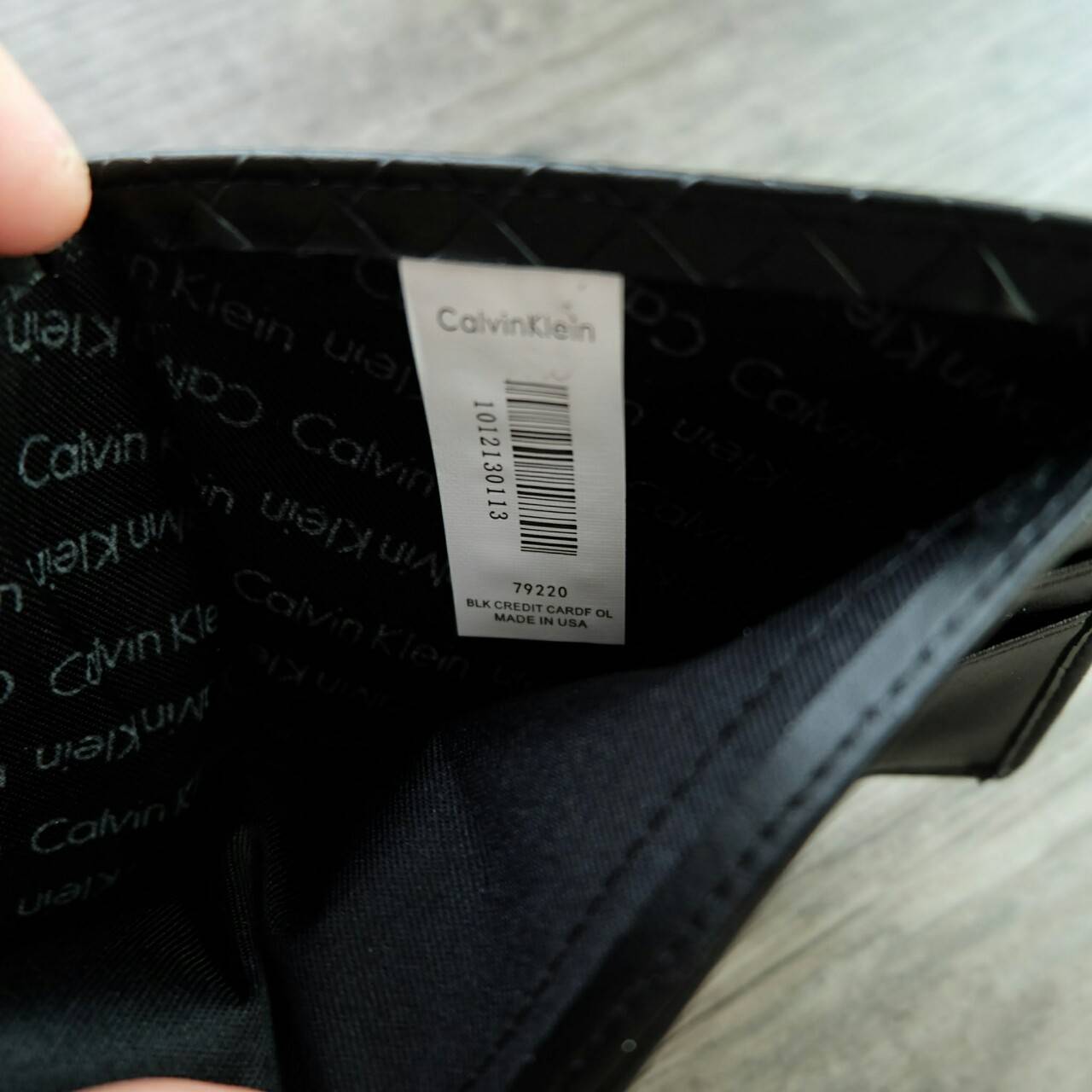 Calvin Klein Short Wallet กระเป๋าสตางค์ใบสั้น หนังลายสานรอบใบ ด้านหน้า ปั๊มแบรนด์ จะมอบเป็นของขวัญหรือใช้เองก็แนะนำค่ะ