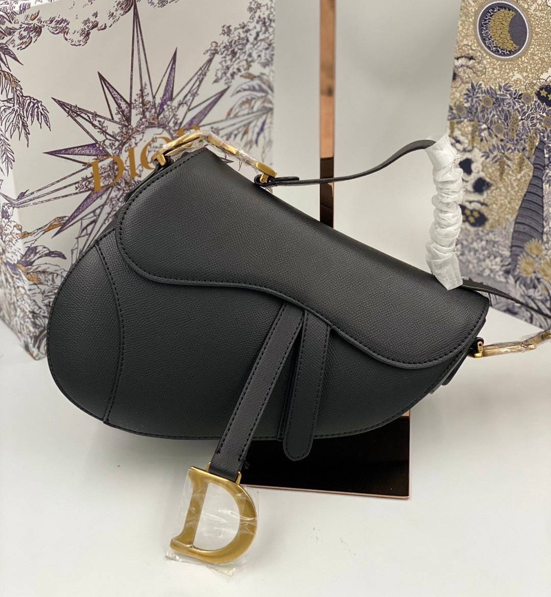 ORI หนังแท้ | DIOR Saddle Bag with Strap Grained Leather กระเป๋าถือ/สะพายทรงอานม้า รุ่นยอดนิยมที่มีเอกลักษณ์สวยงามเหนือกาลเวลา ลูกเล่นห้อยด้วยตัวอักษร D ตรงหูหิ้วมีกิมมิค CD สวยหรูดูแพง