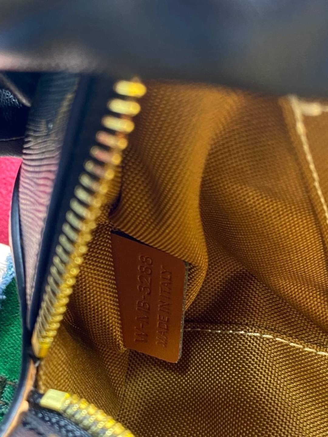 หนังแท้ CELINE MEDIUM TECKEL IN TRIOMPHE CANVAS AND CALFSKIN TAN / CELINE TRIOMPHE SHOULDER BAG / CELINE TRIOMPHE HANDBAG กระเป๋าถือหรือสะพายไหล่ ก็ปังๆ ยาวๆ ไปเลยสิค่ะ งานหนังแท้ทั้งใบสวยหรู สวยมากกก เก๋มาก ต้องมีแล้วค่าา แบบใหม่ล่าสุด งานพึ่งเข้ามาน้อยน