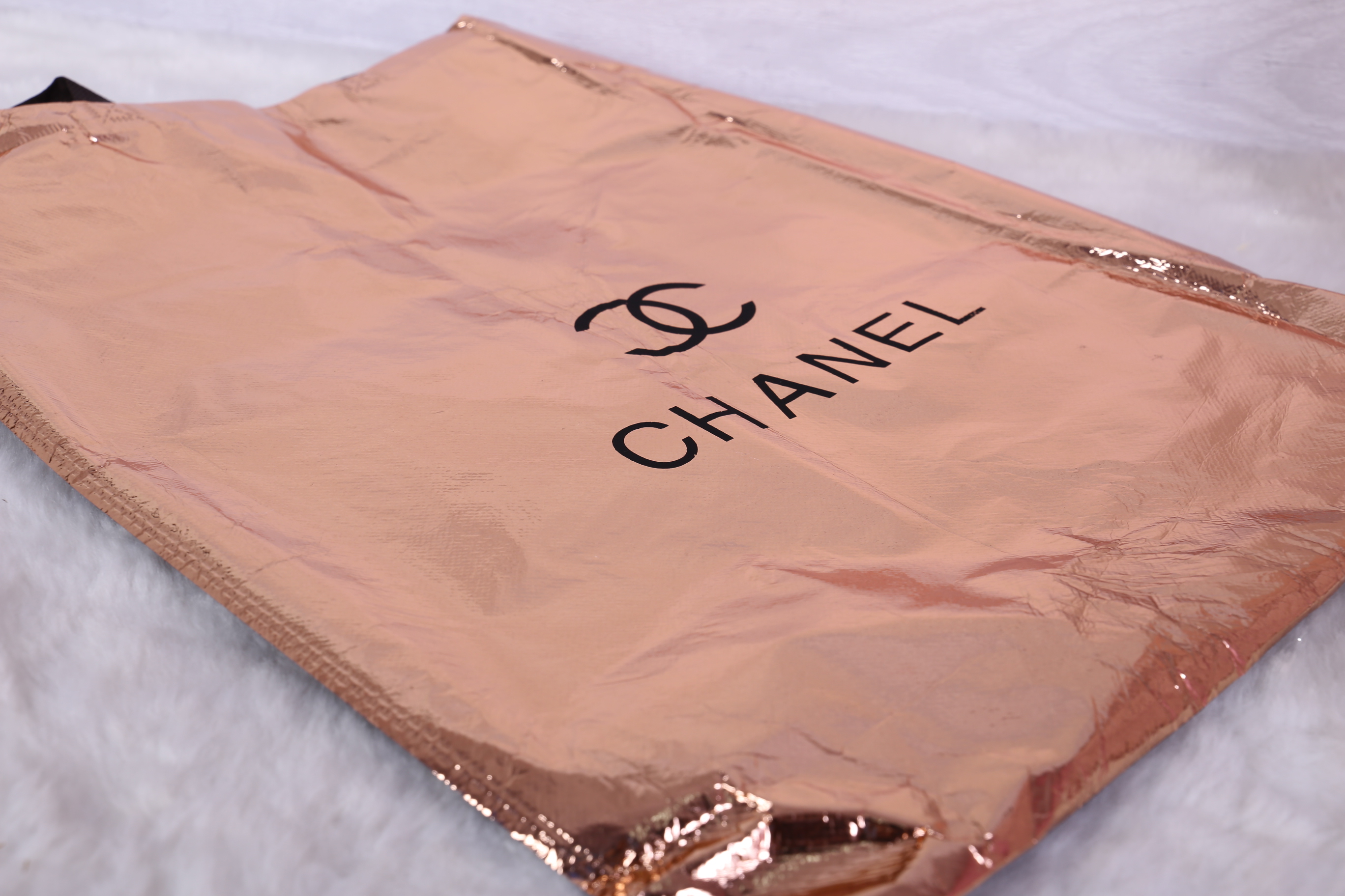 Chanel Tote canvas premium gift จากแบรนด์ Chanel กระเป๋าสะพาย Chanel Tote canvas โลโก้ปัก กระเป๋า ทรง Tote ผ้า canvas เนื้อหนาอย่างดี มีซับใน ด้านหน้าปักโลโก้แบรนด์หรู **จุดเด่นที่ หูจับมี 2 แบบคือ แบบสายหนัง และ โซ่ สามารถ สะพายไหล่ได้คะ ใบใหญุจุของคุ้ม