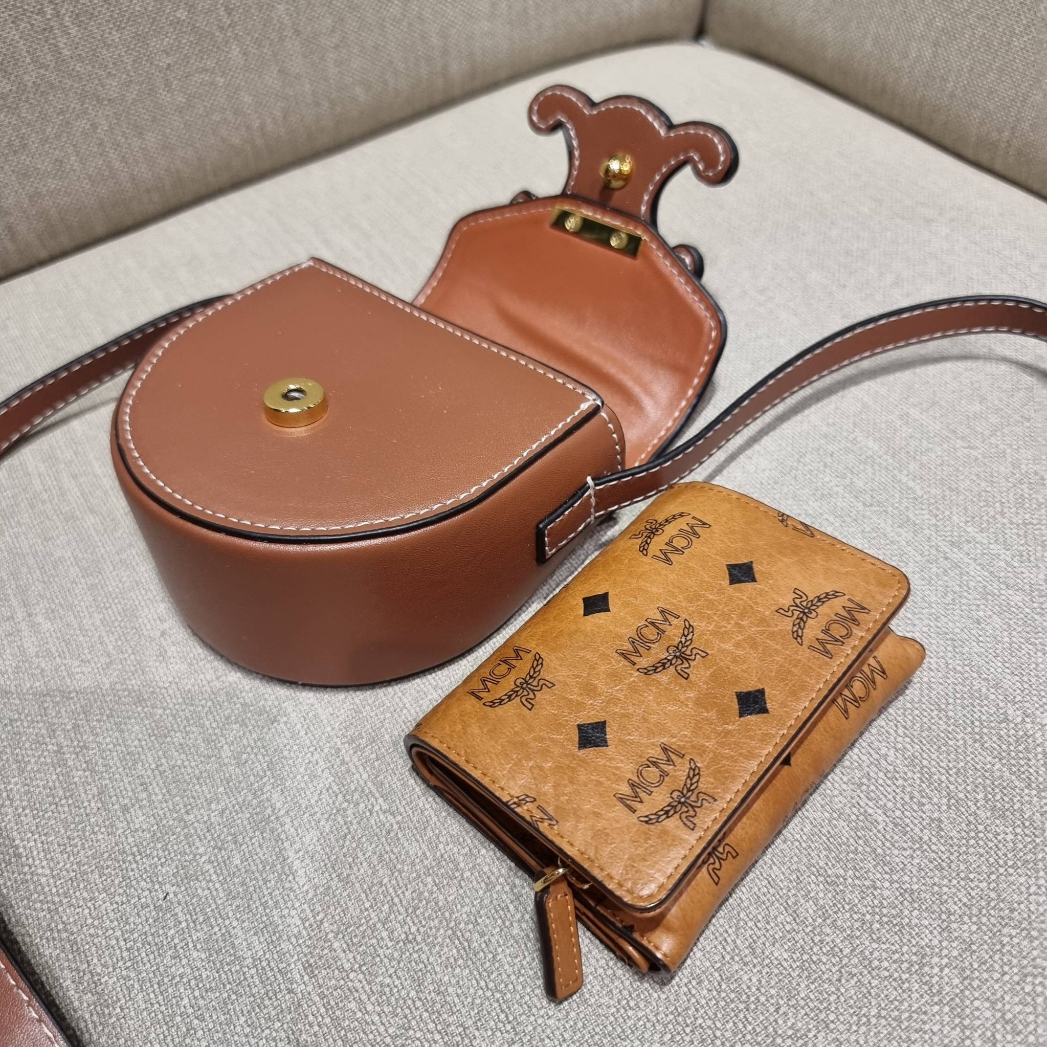 CELINE BESACE CUIR TRIOMPHE MINI BAG รุ่นที่หนุ่มๆสาวๆต่าวก็ถามหา!! เดอะเบสท์เซลเลอร์ กระเป๋าสะพายมินิไซส์ เล็กแต่ปังมาก!! ดีเทลเรียบแต่หรู วัสดุหนังแท้ สีคลาสสิค เปิด-ปิดด้วยกระดุมแน่นหนา ภายในเป็นช่องโล่ง สายสะพายในตัวปรับได้ตามชอบ ใบนี้สามารถใส่บัตร ใส