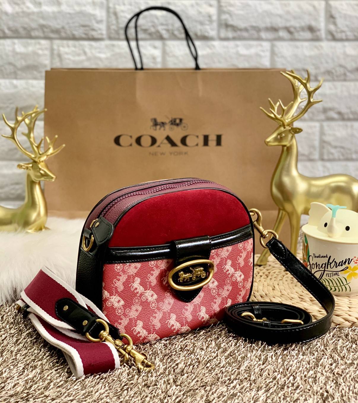 COACH KAT CROSSBODY WITH HORSE AND CARRIAGE PRINT ((88480//88544)) พร้อมส่งค่ะ! กระเป๋าสะพายแบบครอสบอดี้ร์ หนังแท้อย่างดี ตัวกระเป๋าเก๋ด้วยการพิมพ์ลายรถม้าค่ะ ด้านหน้ามีช่องกระดุมแม่เหล็กสำหรับใส่ของจุกจิกได้ พร้อมโลโก้แบรนด์สุดหรู