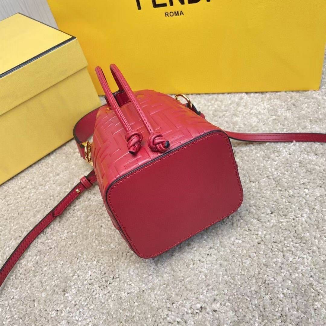 หนังแท้ 】Ori Fendi MonTresor mini Bucket Bag กระเป๋าถือหรือสะพายข้าง วัสดุหนังแท้ทรงขนมจีบ ลายแบรนด์ อะไหล่ทองหรูหรา จุของได้เยอะ น้ำหนักเบา ตั้งอยู่ทรง ด้านในโล่ง มี2สาย สายสั้น+ยาว ถอดสายได้ Crossbody ได้ สายยาวปรับระดับได้ คุ้มสุดๆ ใบนี้ไม่ควรพลาดค่ะ ด