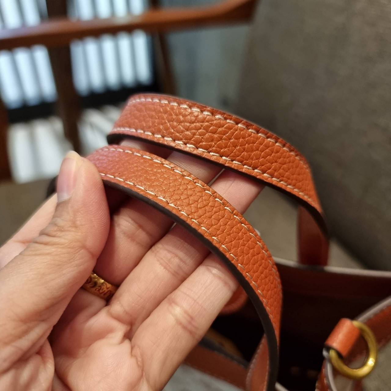 COACH C8456 FIELD TOTE 22 WITH HORSE AND CARRIAGE PRINT AND CARRIAGE BADGE คอลเลคชั่นสุดคลาสสิค ต้อนรับซัมเมอร์ ทั้งสดใสและร้อนแรง สวยหรูดูแพงในไอเท็มเดียว กระเป๋าทรงโท้ท ไซส์กำลังสวย น่ารักน่าใช้ ฟังก์ชั่นการใช้งานสะดวกที่สุด มีทั้งสายคล้องแขนในตัว และสา