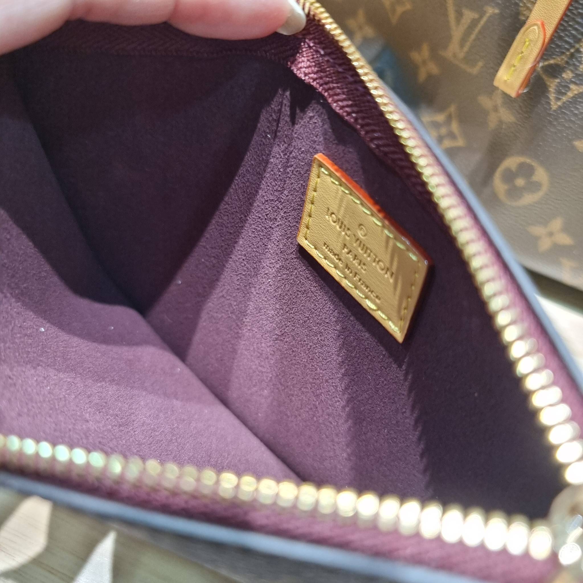 LV CARRYALL PM รุ่นลิมิเต็ดที่สาวๆตามหา กระเป๋าสะพายไหล่ทรงสวย ดีไซน์เรียบง่ายคลาสสิค หรู ดูผู้ดี รูปทรงใช้งานง่าย มาพร้อมใบลูก ไว้เก็บของจุกจิก วัสดุหนังแคนวาส ปากกระเป๋ามีสายหนังผูกกันของหล่นได้และยังมีกระดุมแม่เหล็กอีกด้วย สายสะพายถอดปรับได้ ภายในโล่งก