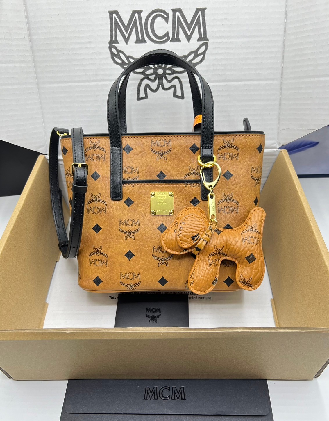 M.C.M Mini Anya Top Zip Shopper in Visetos กระเป๋าทรงโท้ท พร้อมพวงกุญแจน้องหมาห้อย พิมพ์ลายสวยงาม เกรดท็อปออริ 1:1 สลับแท้