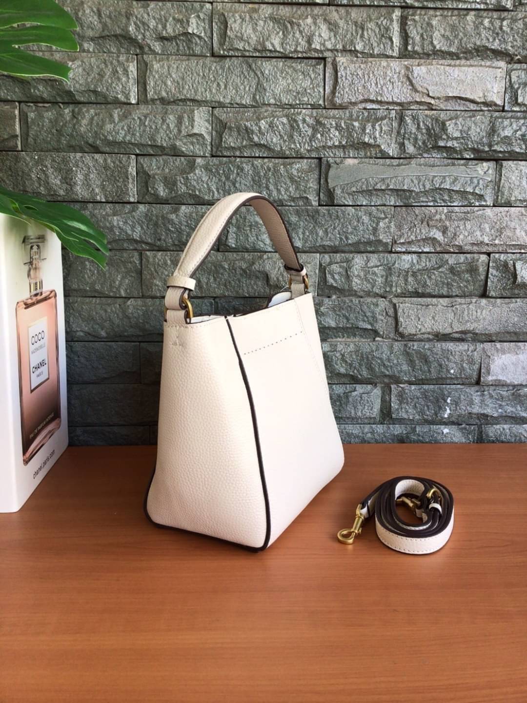 คอลเลคชั่นขายดี มากี่รอบๆ ก็หมดไวทุกรอบ!! TORY BURCH MCGRAW MINI BUCKET BAG กระเป๋าสะพาย และ ถือ คล้องแขน ทรงถัง สะพายได้ 2 ทรง ผลิตจากหนังแท้ หนังลูกวัว หนังนุ่ม หนังหอม น้ำหนักเบามากกก!! หนังลื่น นิ่มสวยมากๆ!! ด้านหน้าประดับโลโก้แบรนด์ ภายในโล่งกว้าง มี