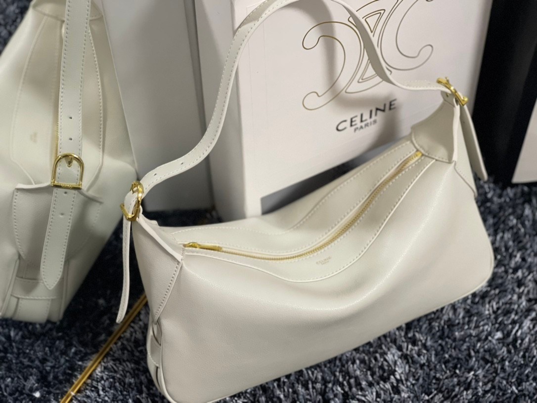 ทรงยอดฮิตที่สุด **หนังนิ่มมือมาก กับ CELINE ROMY VIP GIFT WITH PURCHASE (GWP) กระเป๋าสะพายไหล่ทรงเป็กเอกลักษณ์ เปิดปิดด้วยซิป จุของได้เยอะคะ Ipad mini เครื่องสำอางค์ เหมาะสำหรับสาวๆ มากคะด้วยน้ำหนักที่เบาและใช้ได้หลายลุค มาพร้อมสายสะพาย2แบบ(ถอดเปลี่ยนได้)