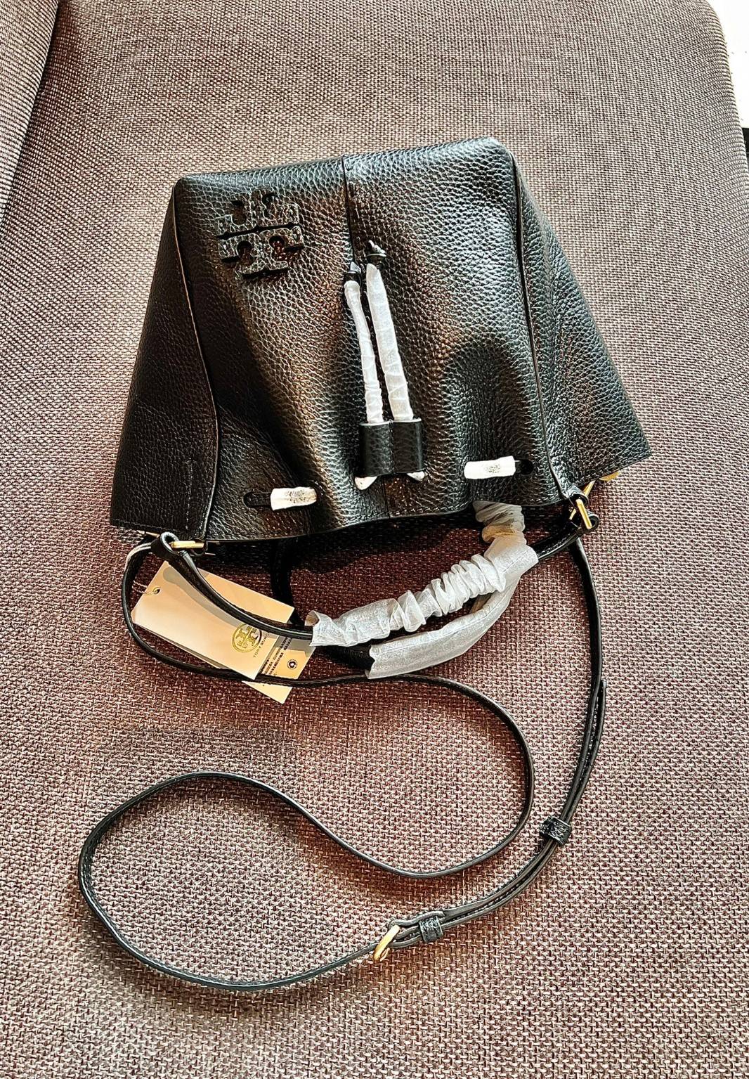 TORY BURCH MCGRAW DRAGONFLY MINI SATCHEL ((90474)) พร้อมส่งที่ไทย แนะนำต้องมีติดตัว สวยมากๆ! กระเป๋าหิ้วหรือสะพายข้างได้ หนังแกะนิ่มสวย อย่างดีเลยค่ะ ดีเทลด้านหน้าแบบหูรูด ปากกระเป๋าเปิดปิดแบบกระดุมแปลก ภายในโล่งกว้าง ใส่ของได้ครบครันหายห่วงค่ะ; มีช่องให้