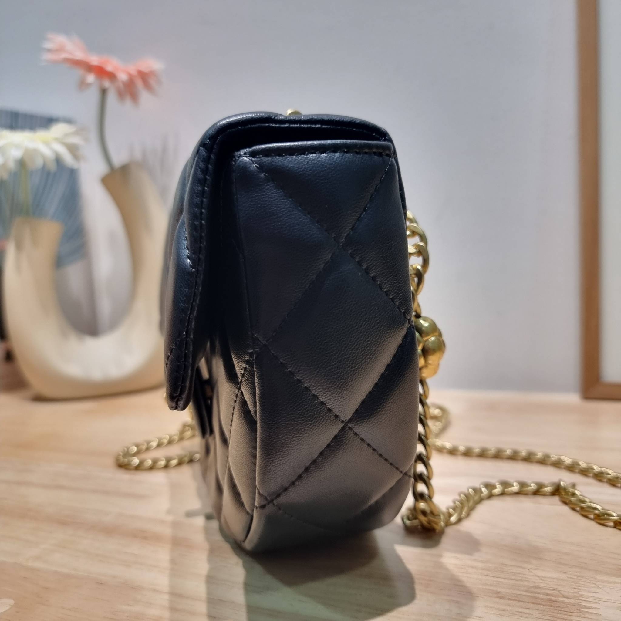 Chanel camellia vintage half moon bag ดีไซน์ใหม่ 2023 สุดหรู กับกระเป๋าสะพายไอเท็มคลาสสิค เลิศที่ตัวอะไหล่ใช้รูปดอกคามิเลียเอกลักษณ์มาเป็นตัวชูความแพง สำหรับกดปรับสายสะพายได้แบบชิคๆ