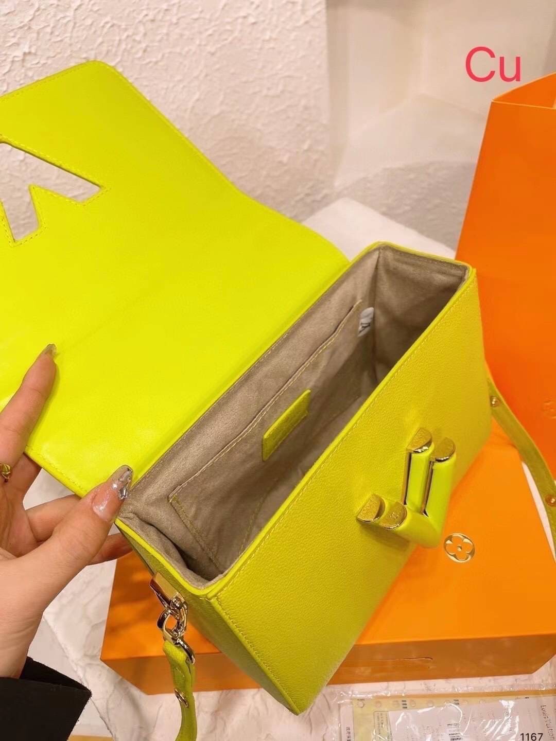 LV TWIST top handle ที่สุดของความสวยในราคาเบาๆ กระเป๋าถือสุดหรู ดีไซน์ทรงคลาสสิค ดีงามม้ากกกก!! มาพร้อมหูจับในตัว ด้วยรูปทรงวินเทจ พร้อมส่งครบ box set ในราคาที่คุ้มที่สุด จัดเถอะค่า ยืนยันว่าสวยคุ้ม!!