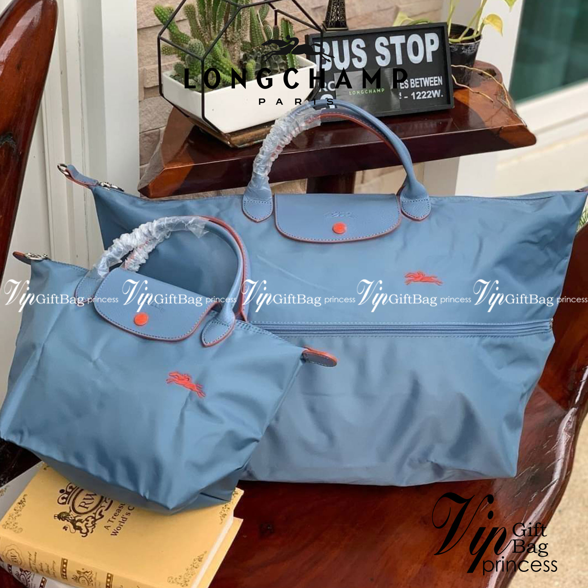 LONGCHAMP LE PLIAGE CLUB TRAVEL BAG กระเป๋าขนาดใหญ่สำหรับการเดินทาง เราเรียกที่นี้ว่า travelling bag รุ่นคลาสสิค มาพร้อมสายสะพายยาวที่ปรับและถอดออกได้ ความพิเศษของรุ่นนี้ที่ครองใจนักเดินทางทั่วโลก คือซิปรอบตรงกลางตัวกระเป๋า สามารถเปิดซิปเพื่อขยายขนาดและพั