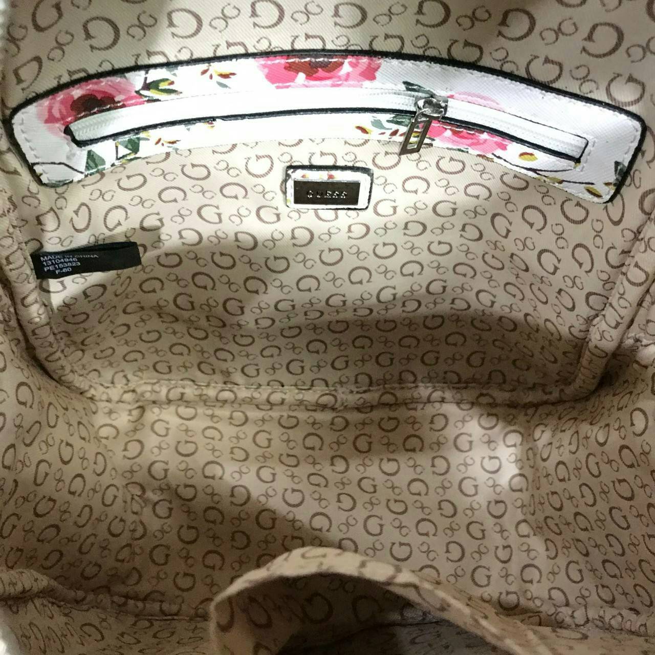 GUESS WOMAN'S FACTORY BACKPACK กระเป๋าเป้รุ่นใหม่ล่าสุดขนาดกำลังดีวัสดุหนังแกะสังเคราะห์พิมพ์ลายดอกไม้สวยน่ารัก น้ำหนักเบา มีหูหิ้วเเละสายสะพายหลังเลื่อนปรับได้ ด้านหน้ามีโลโก้และช่องซิป เปิดปิดด้วยซิปสะดวกใช้ ภายในกว้างและจุ ใส่ ipad กระเป๋าสตางค์ใบ