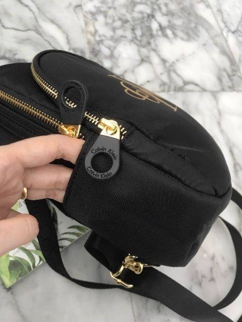 ใหม่ล่าสุด กระเป๋าเป้!!! ทรงน่ารักมากๆ จากแบรนด์ Calvin Klein รุ่นพิเศษ ช่องซิป 2 ช่องใหญ่ + สายยาวถอดได้ ปรับสะพายได้หลายรูปแบบค่า **จุดเด่นที่ ตัวกระเป๋าทำจากผ้าไนล่อนเนื้อดี สกรีนโลโก้แบรนด์ น้ำหนักเบามาก สายกระเป๋า ถอดปรับ สะพาย หลัง สะพายข้าง ลำตัว ห