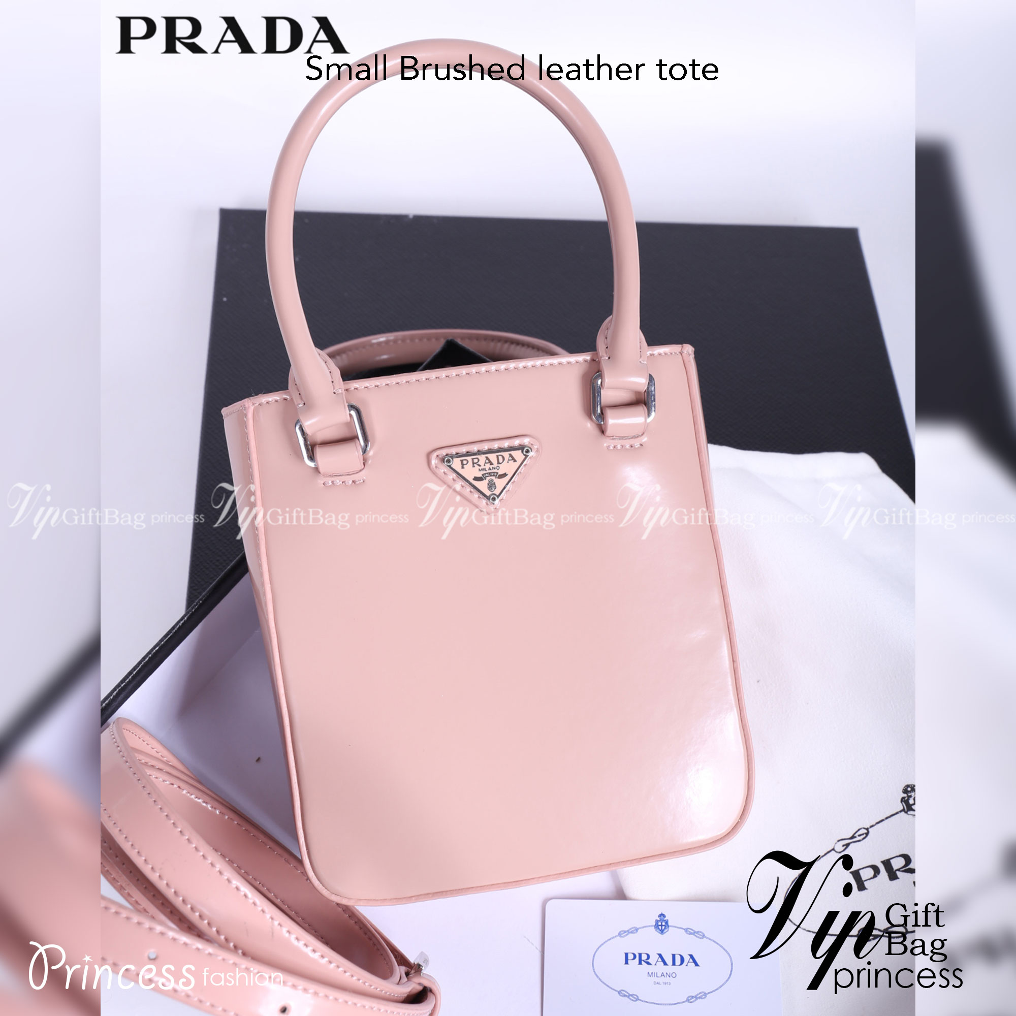PRADA Small brushed leather tote กระเป๋าTote ขนาดเล็กที่มีดีไซน์ทรงเหลี่ยมโฉบเฉี่ยว วัสดุจากหนังเงาซึ่งเป็นวัสดุที่โดดเด่นของแบรนด์มาตั้งแต่ยุค 90'