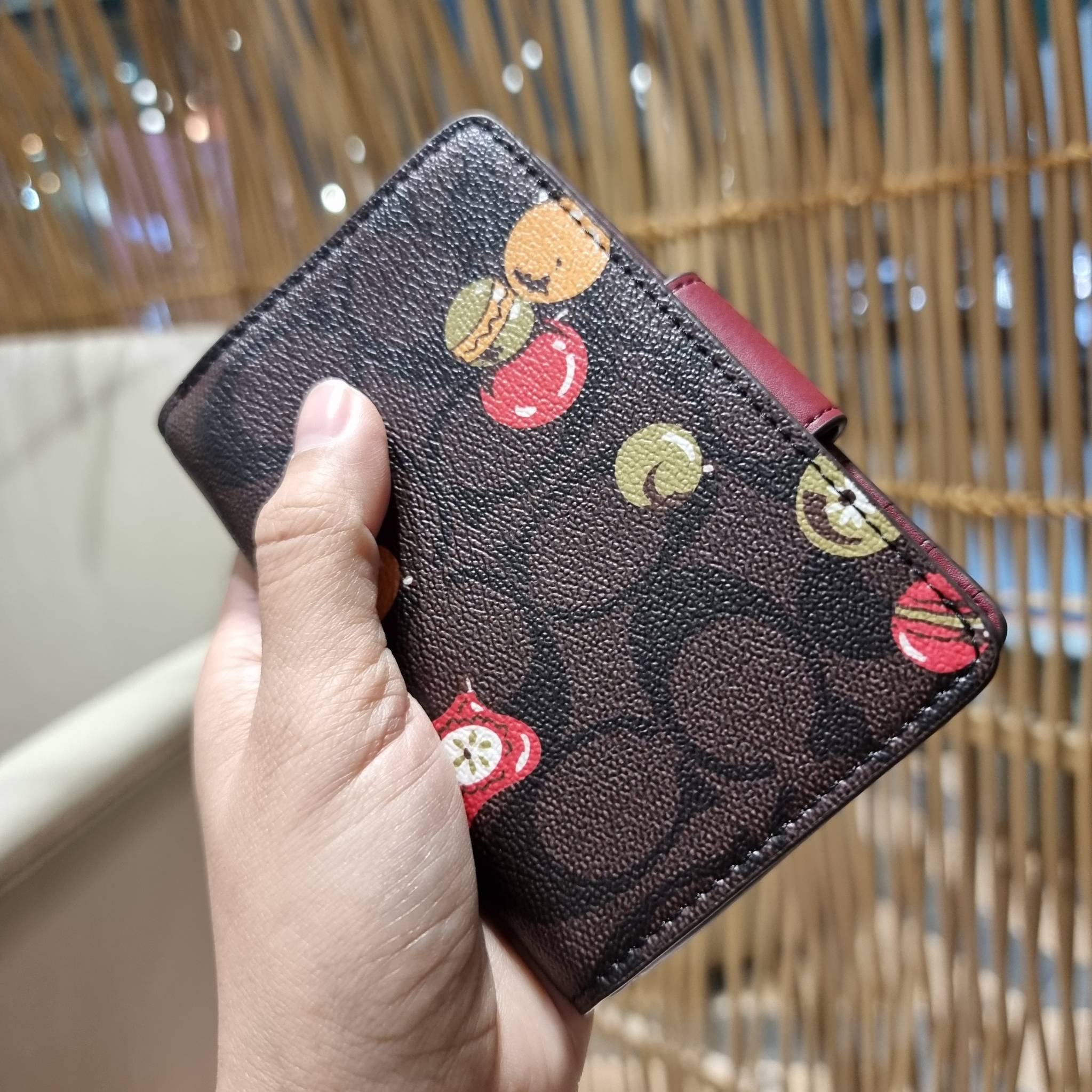 COACH C7414 MEDIUM CORNER ZIP WALLET WITH ORNAMENT PRINT คอลเลคชั่นใหม่ กระเป๋าสตางค์ใบกลาง ดีไซน์ใหม่ สุดหรู คละลายพริ้นท์เต็มใบ น่าใช้ไปอีก วัสดุหนังแคนวาสเคลือบลาย ภายในมีช่องใส่บัตร ใส่ธนบัตรได้ครบ และมีช่องซิปแยก ใบจริงสวยมากๆ แนะนำจ้า ราคาสุดคุ้มครบ
