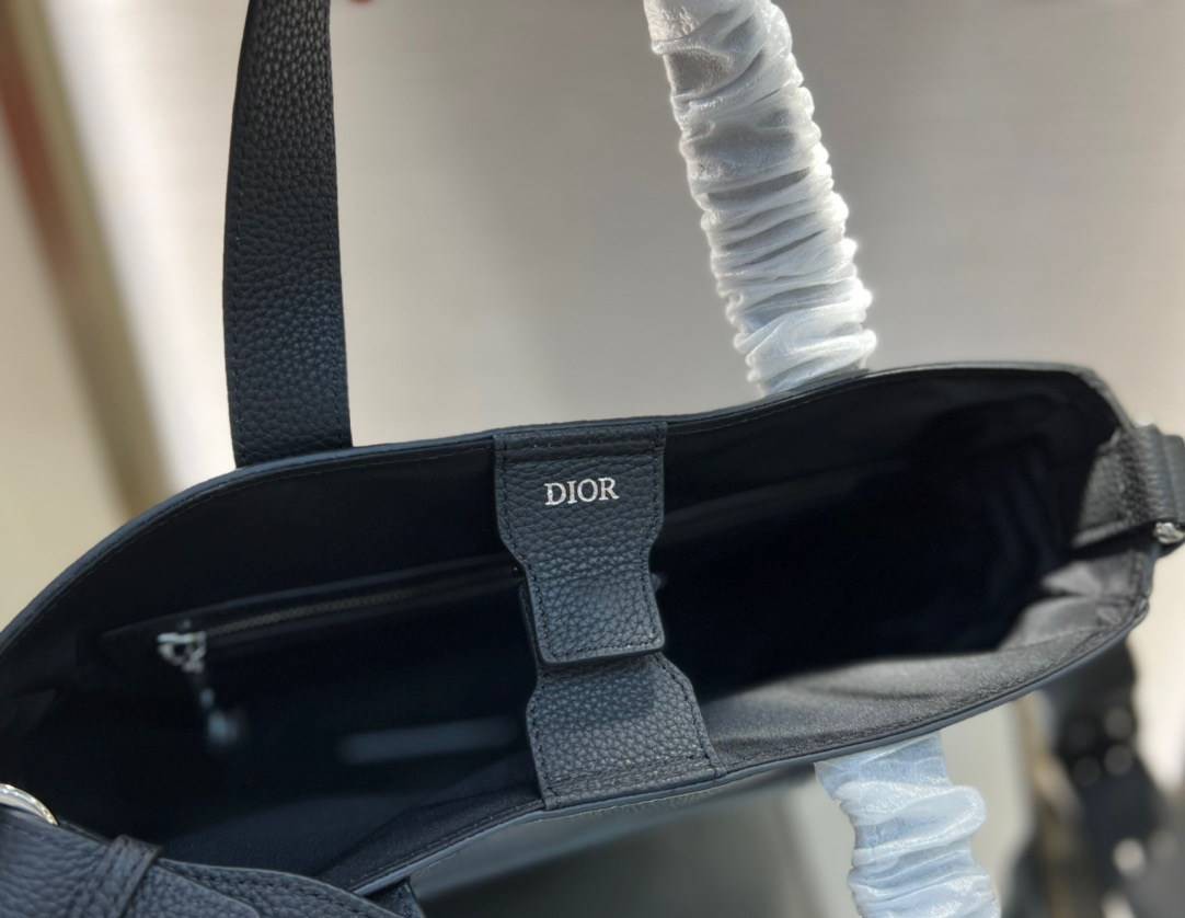 หนังแท้ CHRISTIAN DIOR SADDLE TOTE BAG WITH SHOULDER STRAP Black Grained Calfskin พร้อมส่งที่ไทย เกรดออริจินอลหนังแท้ทั้งใบ ภาพสินค้าถ่ายจากงานขายจริง ใช้งานต่างประเทศได้