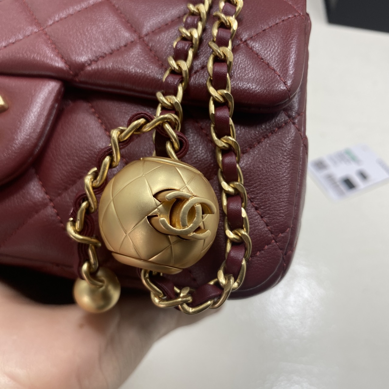 ORI หนังแท้ | Chanel Classic Flap Bag กระเป๋าสะพายรุ่นคลาสสิก สายประดับบอลโลโก้สวยหรูอะไหล่สีทองสวยงาม