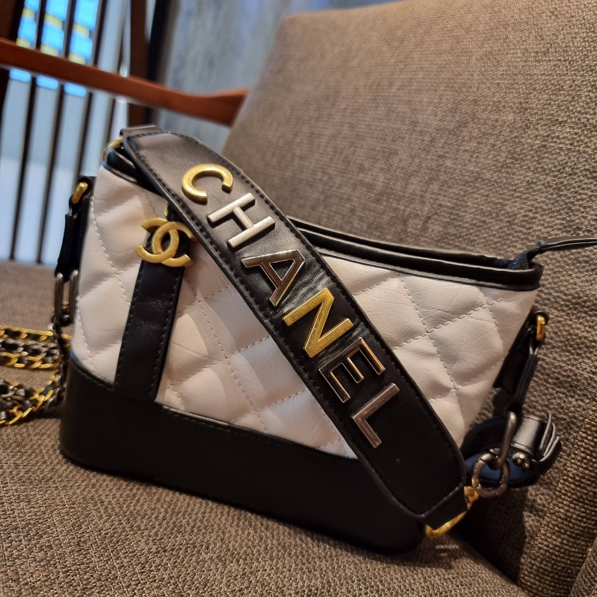 8" CHANEL SHOULDER BAG / CHANEL GABRIELLE HOBO BAG ไซส์คลาสสิค กระเป๋าสะพายข้าง/ไหล่ หนังสังเคราะห์ นิ่ม หรู มาพร้อมพวงกุญแจสัญลักษณ์แบรนด์ พิเศษ!! สายคล้อง jumbo font เพิ่มดีเทลความแพง อะไหล่พร้อมโซ่สะพายสีทองสลับสีเงินรมดำ สามารถสะพาย crossbody หรื