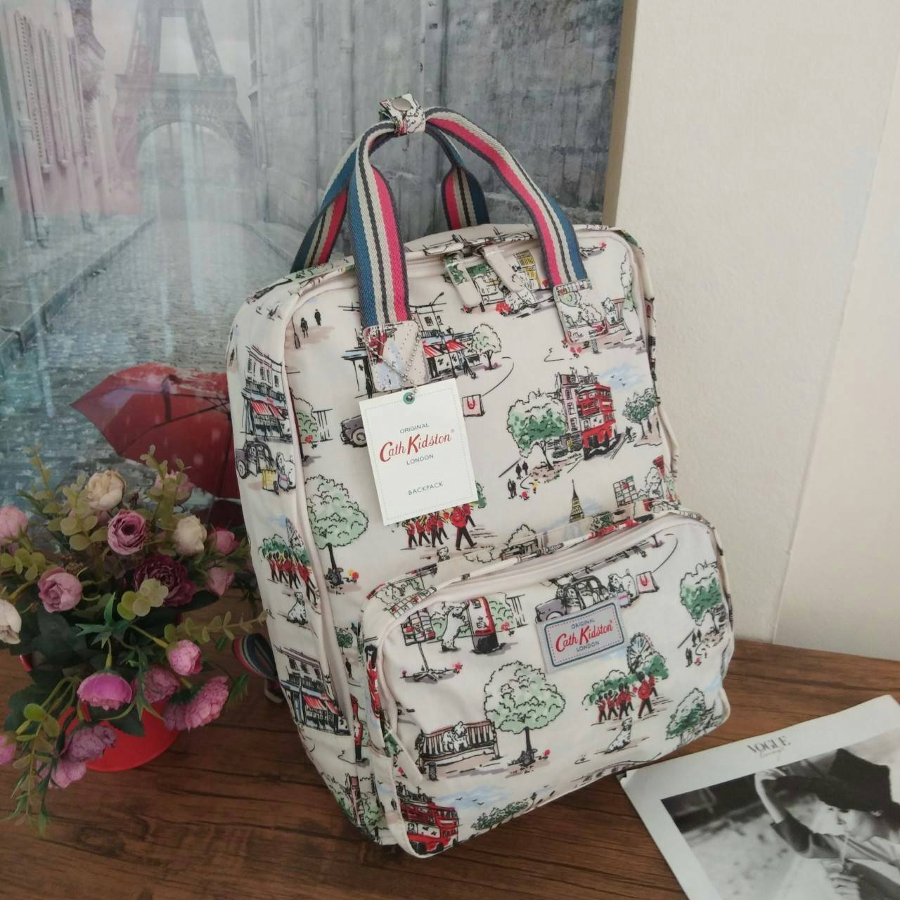 Cath Kidston Backpack Bag กระเป๋าเป้ สไตล์วินเทจ ด้านหน้ามี 1 ช่องซิป เปิดปิดด้วยซิป มีช่องหลักโล่งกว้าง และช่องเล็ก ใบนี้จุของได้เนอะ คุ้มค่าเกินราคาค่ะ