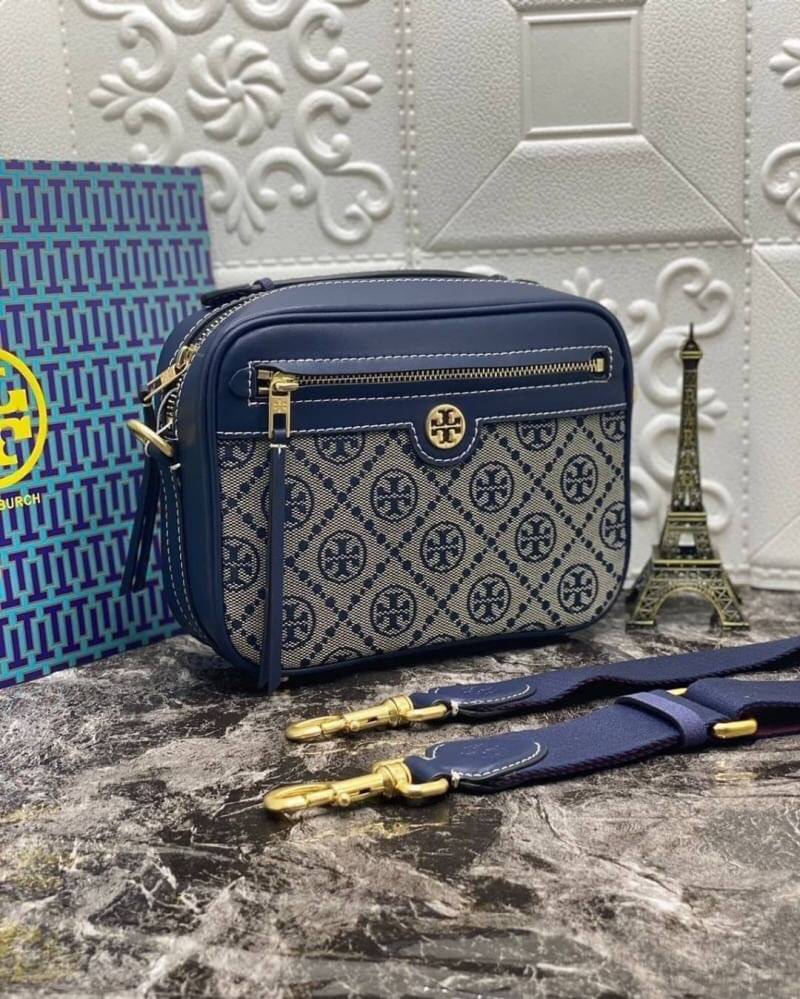 TORY BURCH T MONOGRAM JACQUARD CAMERA BAG การออกแบบที่เรียบง่าย แต่ยังคงความหรูหราเอาไว้ โดดเด่นด้วยลวดลาย T Monogram