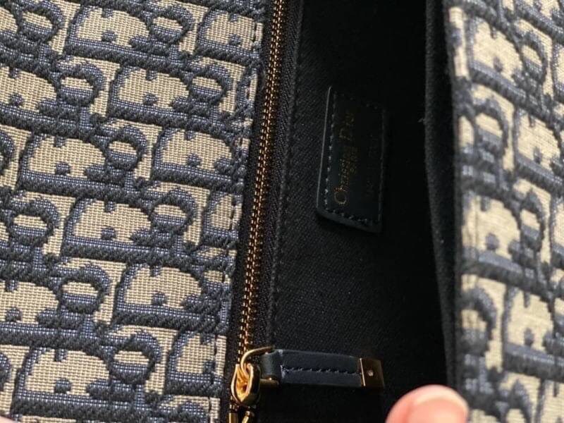 VIP GIFT 】25cm CHRISTIAN DIOR 30 MONTAIGNE BAG ไอเท็มหายาก!! Best seller!! ยกให้น้องเลย!! กระเป๋าทรงกะทัดรัด มี 2 ขนาด ดีไซน์เรียบหรูในความเป็นเอกลักษณ์ ใช้งานง่าย สะดวก ใช้งานได้ทุกโอกาส แนะนำเป็น everyday bag ติดตัวไว้เลยจ้าสาวๆ