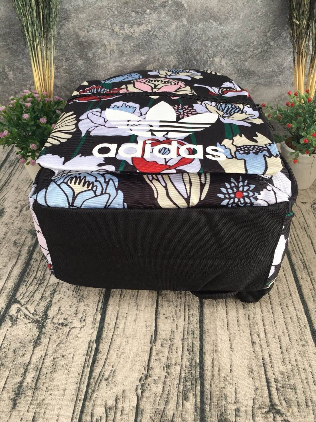 ADIDAS WOMEN ORIGINALS CROCHITA CLASSIC BACKPACK กระเป๋าเป้ แบบใหม่ล่าสุด พิมพ์ลายคลาสสิค ใช้เป็นกระเป๋านักเรียน หรือเป้กีฬาได้ ช่องใส่ของใหญ่แยกช่องสำหรับใส่หนังสือ และมีช่องหน้าใส่ของจุกจิก รูปแบบสวยทันสมัย ใช้ได้ทั้งชาย-หญิง วัสดุคุณภาพดี กันน้ำได้