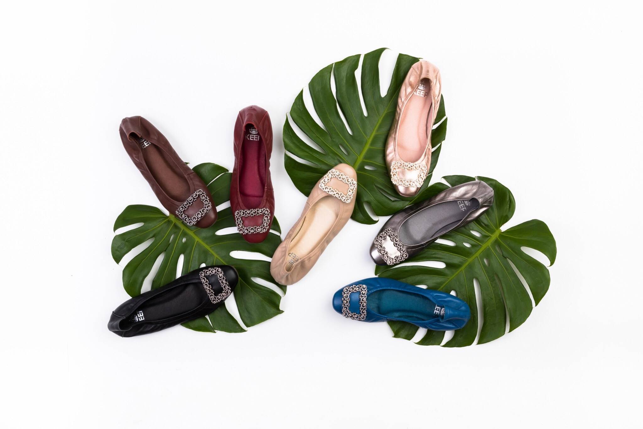 New In กับรองเท้า KEEP รุ่น BALELA FLAT SHOES ดีเทลรองเท้า = รองเท้า หนังแกะแท้ทั้งคู่ ( ด้านนอก และ ซับในด้านใน ) ผิวสัมผัสละเอียด ใส่แล้วสบายเท้ามากๆ มากๆค่า =รุ่นนี้ หน้าเท้ากระชับเก็บรูปเท้า เน้นช่วงเท้าเรียวขึ้น = พื้นรองเท้า เสริมแผ่นรองเท้า หนา - น