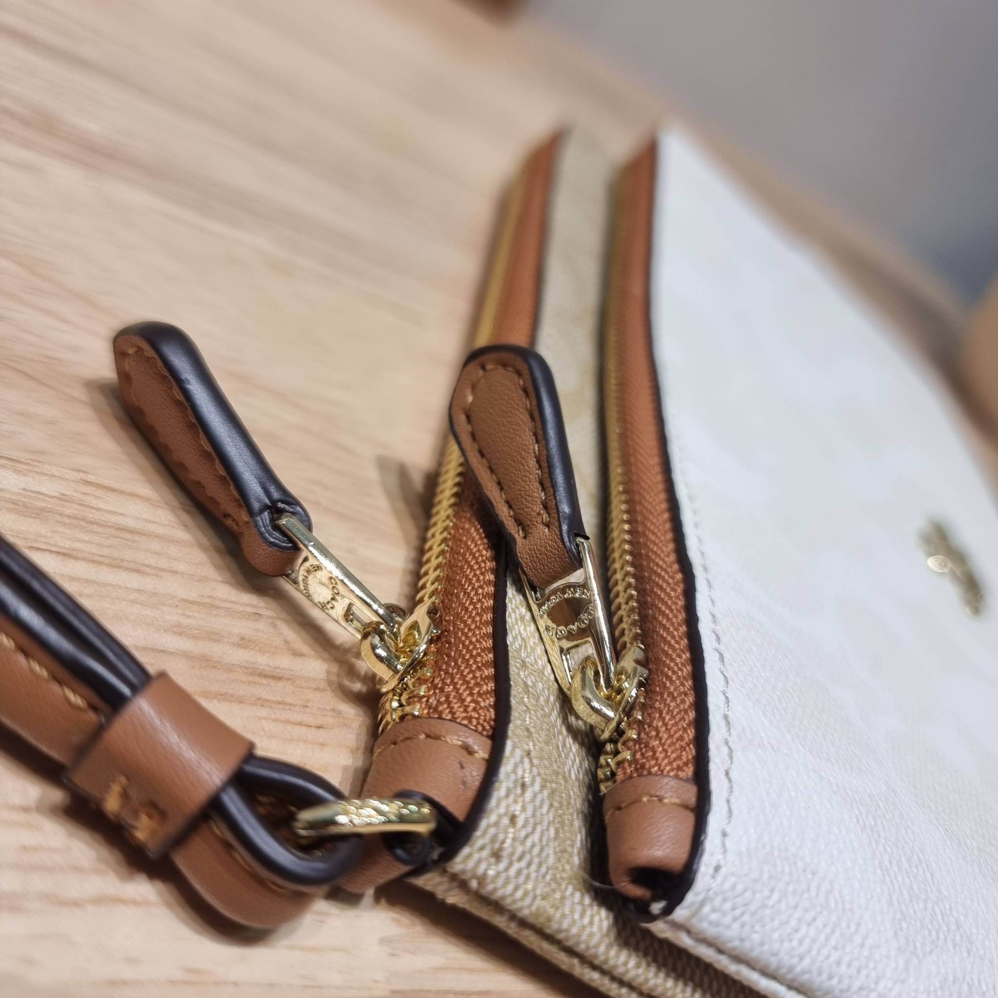 COACH DOUBLE ZIP WALLET IN SIGNATURE CANVAS / C5576 / C5610 / C7313 พร้อมส่ง 8 สี ใหม่ล่าสุด คอล 2023 กระเป๋าคล้องมือใบใหญ่ ดีไซน์ใหม่เล่นระดับ เพิ่มลูกเล่นและดีเทลให้ดูน่าใช้ยิ่งขึ้น