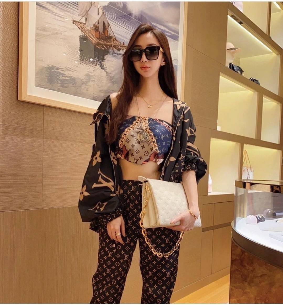 LV HANDLE POUCH MONOGRAM / LV Coussin กระเป๋าสะพายกึ่งคลัชท์ สุดล้ำ มาแรงมาก ด้วยความสวยปังตั้งแต่แรกเห็น วัสดุหนังแกะปั๊มลายสวยคม มาพร้อมสาย 2 เส้น เลิศๆ มีสายโซ่ที่มีดีเทลละเอียดไม่ซ้ำ และสายสปอร์ตครอสบอดี้ ที่จะคล้องไว้ทั้งสองเส้นก็ดีงาม หรือสลับใช้ตาม