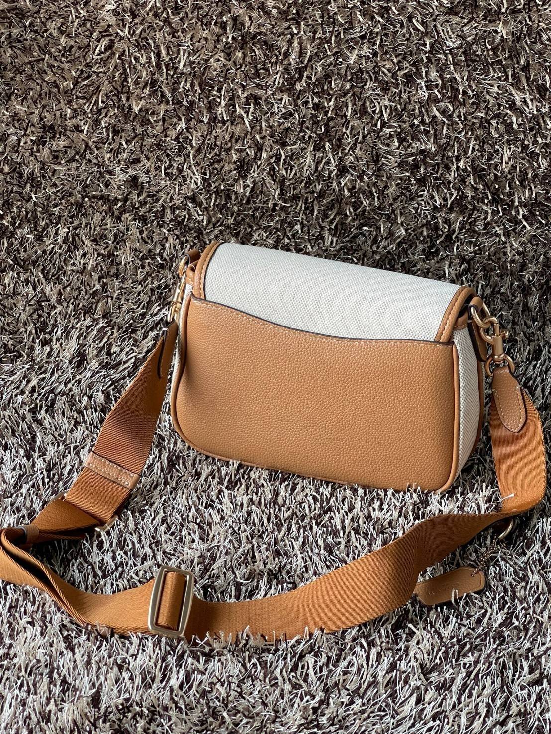 COACH Lucy Crossbody กระเป๋าใบนี้ขนาดกะทัดรัดกำลังดี เพียงพอสำหรับใส่ของจำเป็นที่ต้องการพกติดตัว ที่สำคัญใช้งานง่ายสามารถหยิบของได้สะดวกรวดเร็ว วัสดุผ้าใบเคลือบซิกเนเจอร์และหนังกรวดละเอียด ด้านในมีซิปและกระเป๋าอเนกประสงค์ ปิดสแน็ปอิน กระเป๋าแบบเปิดด้านนอก