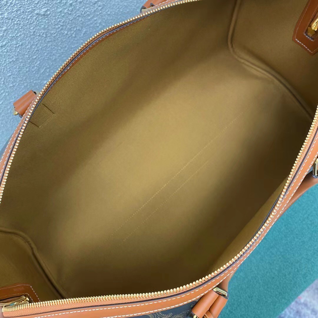 ORI หนังแท้ | CELINE Voyage Large Bag in Triomphe Canvas with Celine Print กระเป๋าสะพายสไตล์เดินทาง keepall ใบใหญ่จุสัมภาระได้เยอะ หนังขึ้นลาย Signature สวยหรูสุดคลาสสิค ดีไซน์ไม่มีเอ้าท์ คอลเลคชั่น CELINE Essentials เหนือกาลเวลาสำหรับผู้หญิงและผู้ชาย ใช้