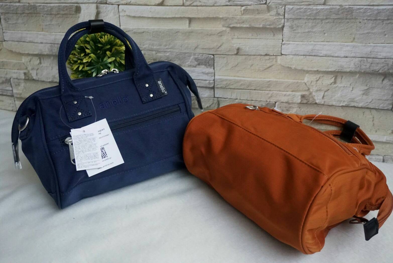 ANELLO Polyester Twill Mini Shoulder Bag AT-H1371 แบรนด์ฮิตติดลมบนในขณะนี้ กับคอลเลคชั่นใหม่เป็นรุ่นทรง Shoulder bag กระเป๋าสะพายในนี้ทำจากผ้า Polyester twill ที่มีความคงทนและมีสีสดใส กระเป๋าที่ดูจะใบเล็กๆใบนี้ สามารถบรรจุขวดน้ำ 500ml และกระเป๋าตังค์แบบยา