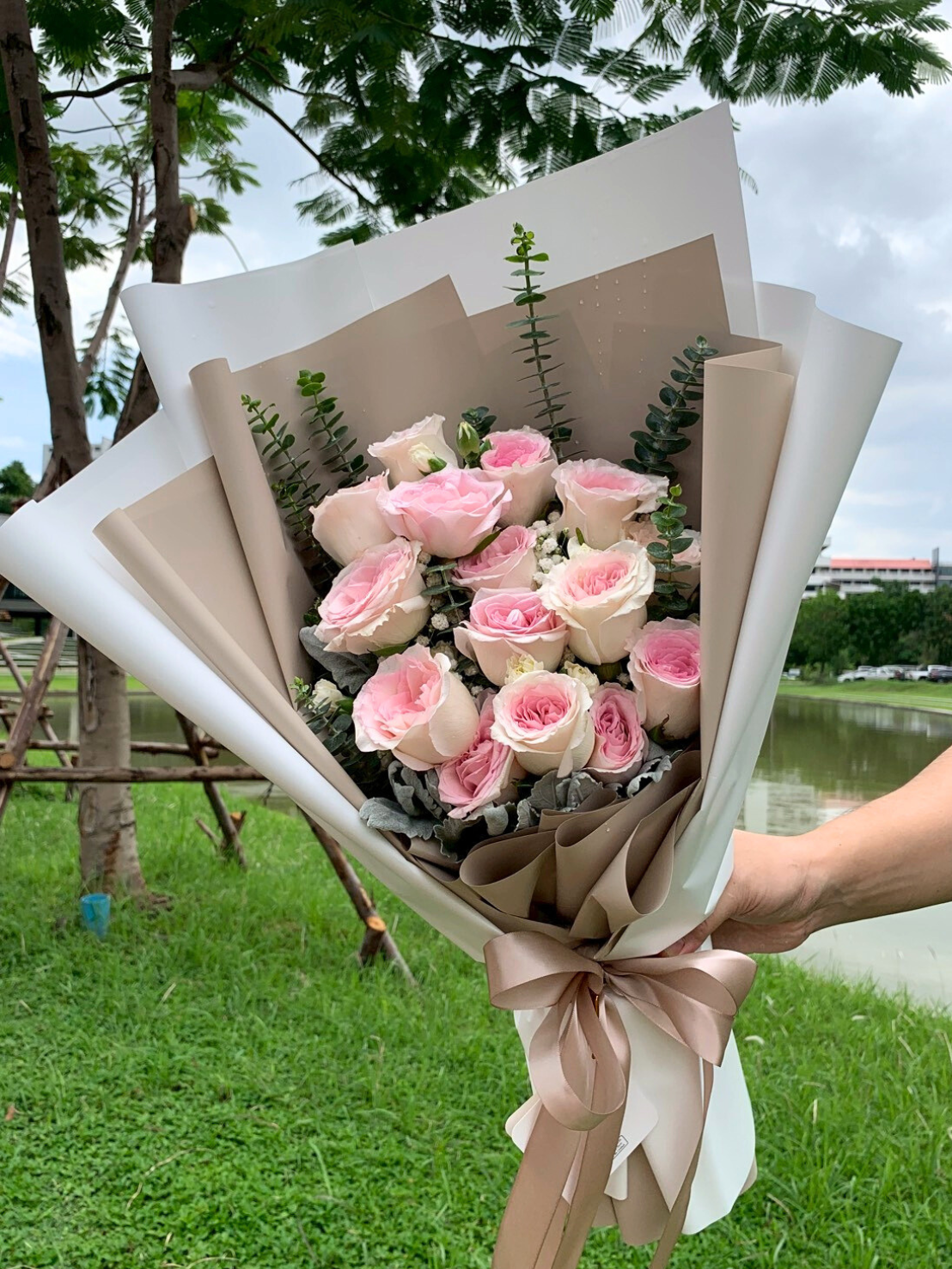 ช่อดอกกุหลาบสีชมพูกระดาษขาว