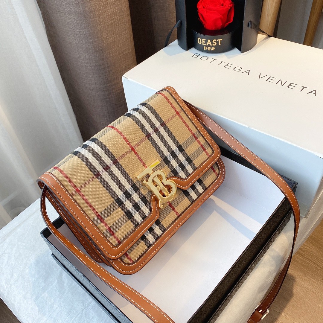 VIP 】กลับมาตามคำเรียกร้อง! ห้ามพลาด! Rare items! BURBERRY FRAGRANCES LEATHER CROSSBODY BAG วัสดุ Canvas & Leather ลาย Vintage คอลเลคชั่นใหม่ทรงเหลี่ยมสวยหรูดูดี เปิดปิดด้วยฝาปิดสัญลักษณ์รูปTB ภายในมีช่องแบ่งเป็นสัดส่วนสามารถใส่มือถือ iphone เงิน ของจ