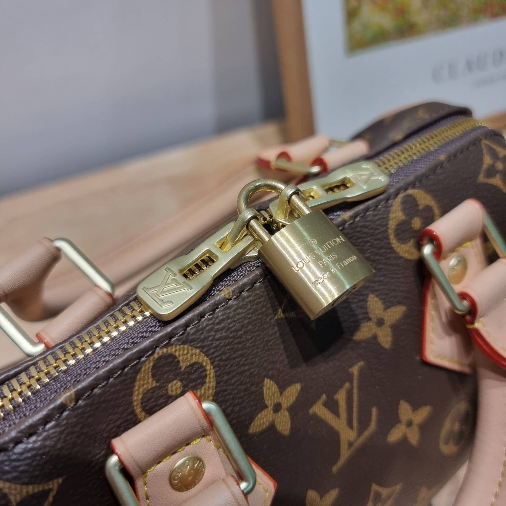 Set 3 ใบ LV Speedy Bandoulière 20 New in!! กับ box set ชวนสะสม ที่จับเอารุ่นยอดฮิต มามิกซ์รวมกับไอเท็มสุดคุ้มของมันต้องมี!! จัดเรียงให้อยู่ในกล่องสุดหรู ไม่ว่าจะตัวกระเป๋า กระเป๋าสตางค์ กระเป๋าจิ๋ว ใบไหนๆก็นำมาใช้งานได้จริง คุ้มค่ามากๆ แถมฟรี! ริบบิ้นลายล