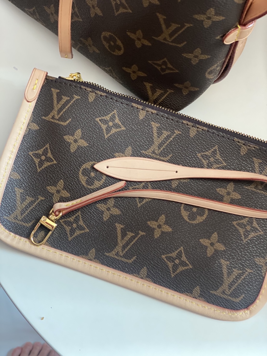 Small 20cm LV CarryAll Monogram / LV HOBO BAG เกรดออริจินอล พร้อมส่งที่ไทย ขนาดใหม่ ไซส์กะทัดรัดน่าใช้ กระเป๋าถือแคนวาสแต่งขอบหนัง ผสานเสน่ห์สวยงามเข้ากับดีไซน์ที่ง่ายต่อการใช้งาน พกพาไปได้ทุกที่
