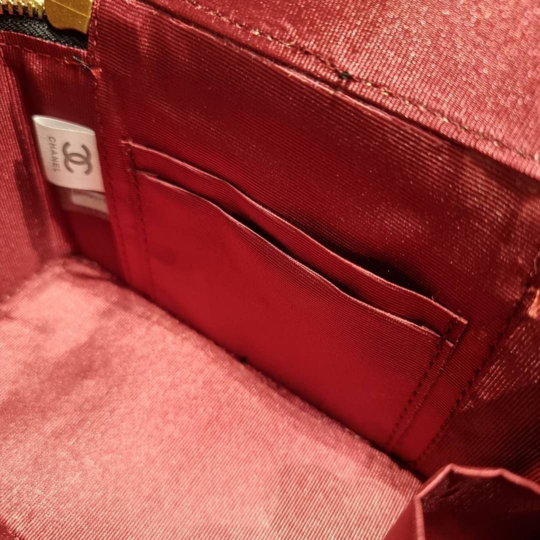 VIP 🥂 เซ็ทคือที่สุดของความคุ้ม EXCLUSIVE MIX ITEM!! CHANEL GIFT BOX SET กลับมาอีกครั้งกับไอเท็มสุดหรูชวนให้สะสม สุดยอดของรุ่นยอดฮิตพร้อมเสิร์ฟครบชุด สุดคุ้ม มาพร้อมกระเป๋าสะพายถึง 2 ใบ คอลเลคชั่นของมันต้องมี ทั้งตัวคลาสสิคและ vanity และสุดยอดของหา