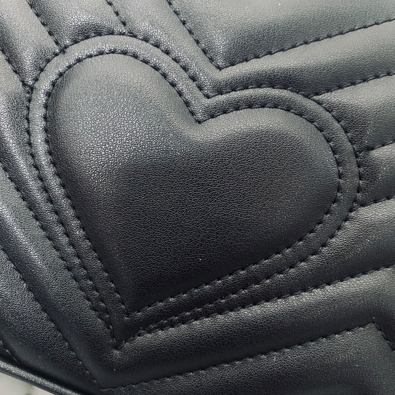 GUCCI GG Marmont Small Shoulder Bag กระเป๋าสะพายรุ่นคลาสสิค แต่งโลโก้สีทองโดดเด่น สวยหรูดูแพงขับผิว อัพลุคได้สบายๆ ด้านหลังดีไซน์รูปหัวใจ 🖤