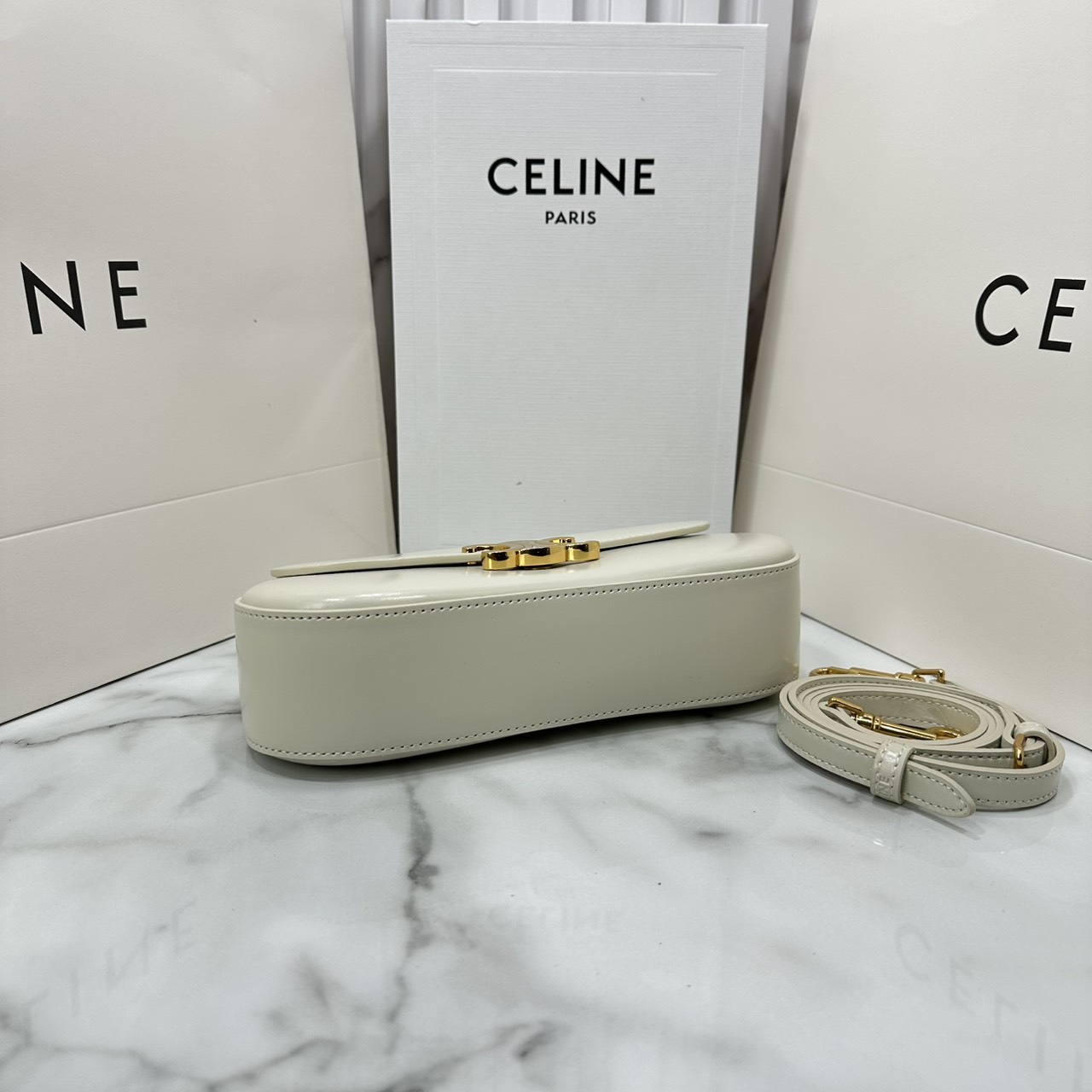 ORI หนังแท้ | CELINE TEEN CELINE LOLA IN shiny calfskin กระเป๋าสะพายทรงคลัช หนังเรียบผิวสัมผัสนุ่มลื่น คอลเลคชั่น Essentials เหนือกาลเวลาสำหรับผู้หญิงและผู้ชาย