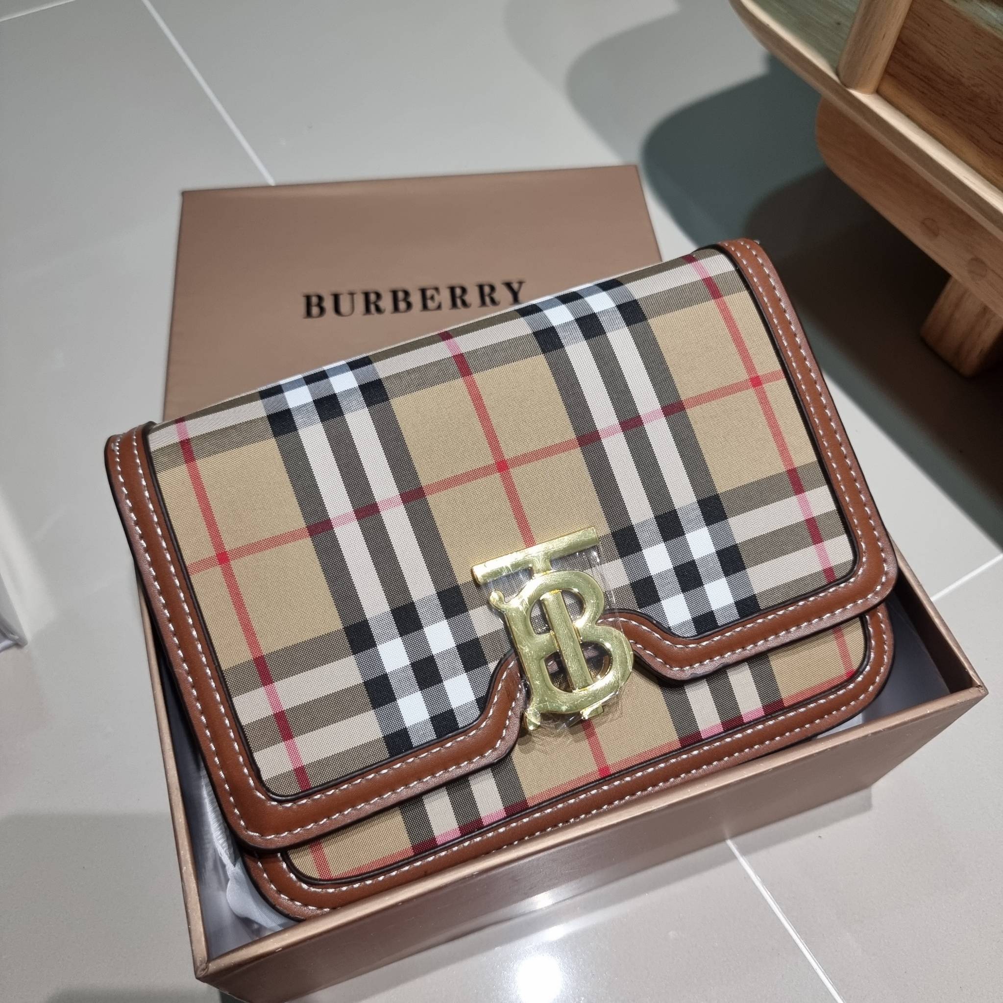 BURBERRY FRAGRANCES CROSSBODY BAG / BURBERRY SMALL CHECK CANVAS AND LEATHER TB BAG เบสท์ไอเท็ม!! คอลเลคชั่นที่ปังตลอดปี