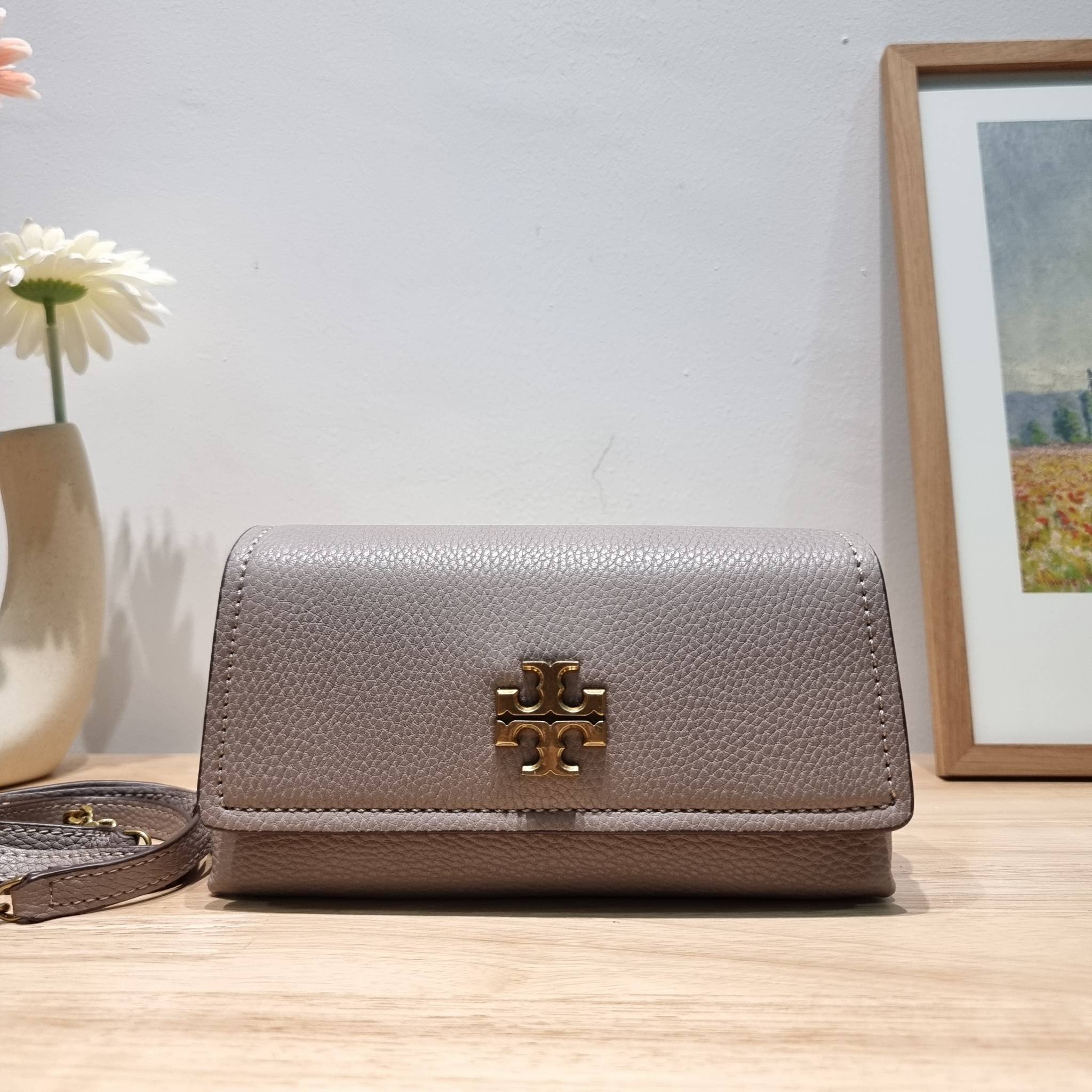 TORY BURCH LIMITED-EDITION MINI BAG รุ่นลิมิเต็ด ที่ sold out ไปแล้วหลายช็อป มีมาให้ช้อปที่นี่! กับกระเป๋าสะพายข้างทรงผู้ดี ไซส์มินิ ที่ผลิตมาในจำนวนจำกัด โดดเด่นด้วยอะไหล่ทองคลาสสิคหรูหรา และสายสะพายโซ่สลับหนัง ทำให้สะพายได้โดยไม่เจ็บไหล่