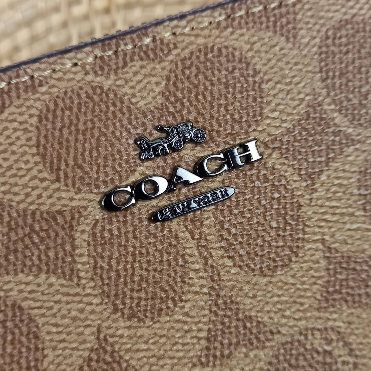 COACH KIRA CROSSBODY IN SIGNATURE CANVAS (COACH F89399)🍁เหมาะมือมาก หยิบใช้ง่ายสบายเลย🌈//รุ่นนี้ จะถือ จะคล้องมือ สะพายคลอสบอดี้ ได้หลายลุค จัดวางตามต้องการได้เลย // มีสายคล้องมือ และสายยาว สามารถถอดได้ทั้ง 2 สาย //เปิด-ปิดด้วยซิป มี2 ช่อง