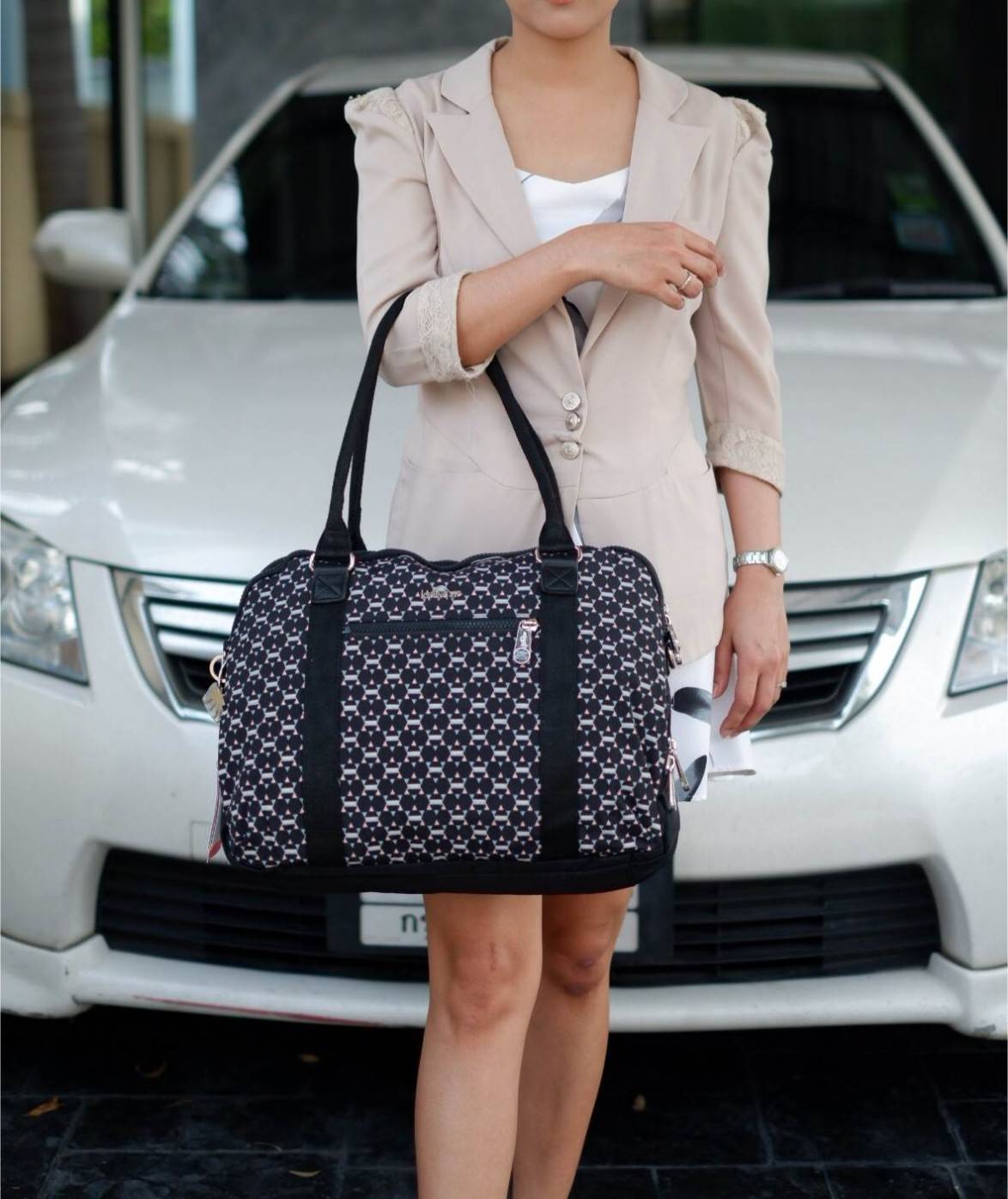 KIPLING K10210 NEAT LAPTOP BAG กระเป๋า messenger bag กระเป๋าถือและสะพาย เหมาะกับ working women เพราะสามารถถือไปทำงานได้ทุกวัน ใส่โน้ตบุ้คได้ค่ะ ใบนี้ หูยาวสามารถสะพายไหล่ได้ แถมยังมีสายยาวมาให้ด้วยค่ะ ทำให้สะดวกต่อการถือมากๆ เปิดปิดด้วยซิป โดยแบ่งเป็น 3 ช