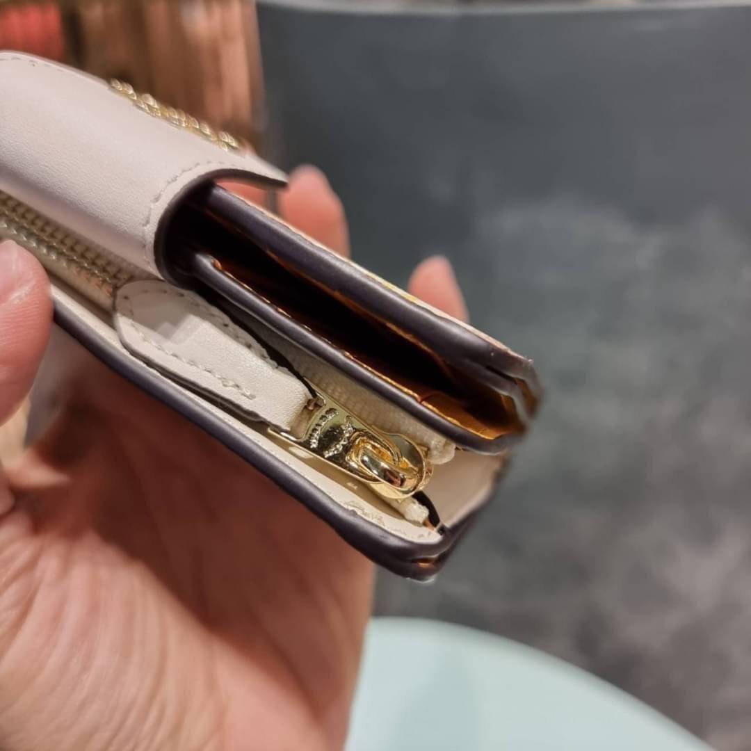 COACH C3375 MEDIUM CORNER ZIP WALLET IN SIGNATURE CANVAS WITH DAISY PRINT ดีไซน์ใหม่ล่าสุด!! คอลเลคชั่นลายพริ้นท์ เพิ่มลูกเล่นให้กระเป๋าสตางค์ของคุณ กับกระเป๋าสตางค์ใบกลาง ขนาดกำลังเหมาะมือ วัสดุหนังแคนวาส ดูแลรักษาง่าย มีช่องใส่บัตรและธนบัตรครบ และช่องซิ