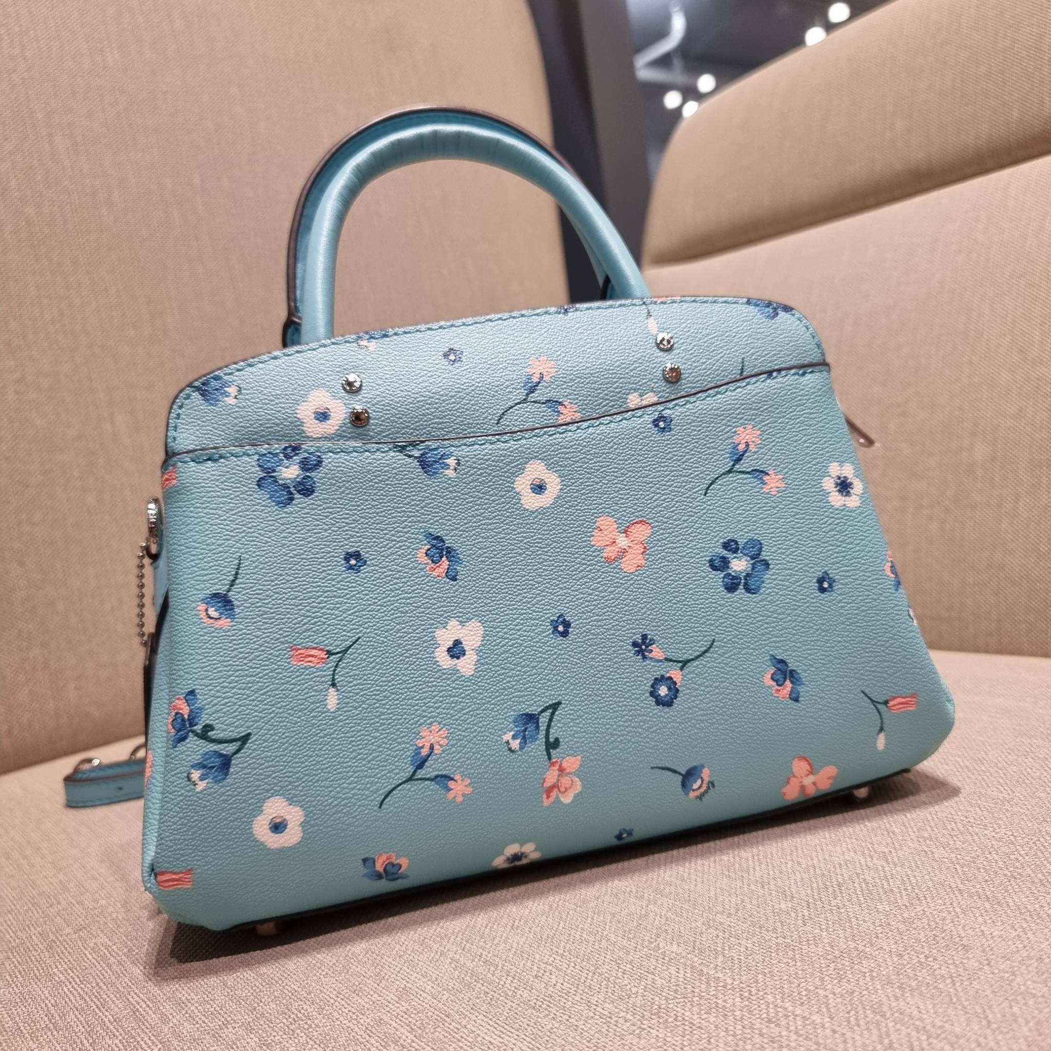 COACH C8216 MINI LILLIE CARRYALL WITH MYSTICAL FLORAL PRINT สีใหม่ล่าสุด กับรุ่นที่สุดของความขายดี คอลยอดฮิตในลวดลายสุดชิค กระเป๋าสะพายทรงสวย ที่ดีไซน์ออกมาให้ใช้งานง่าย สะดวก สวย หรู ดูดี!! วัสดุหนังแคนวาสเคลือบลาย มาพร้อมสายสะพายข้างและหูจับในตัว ถอดออก