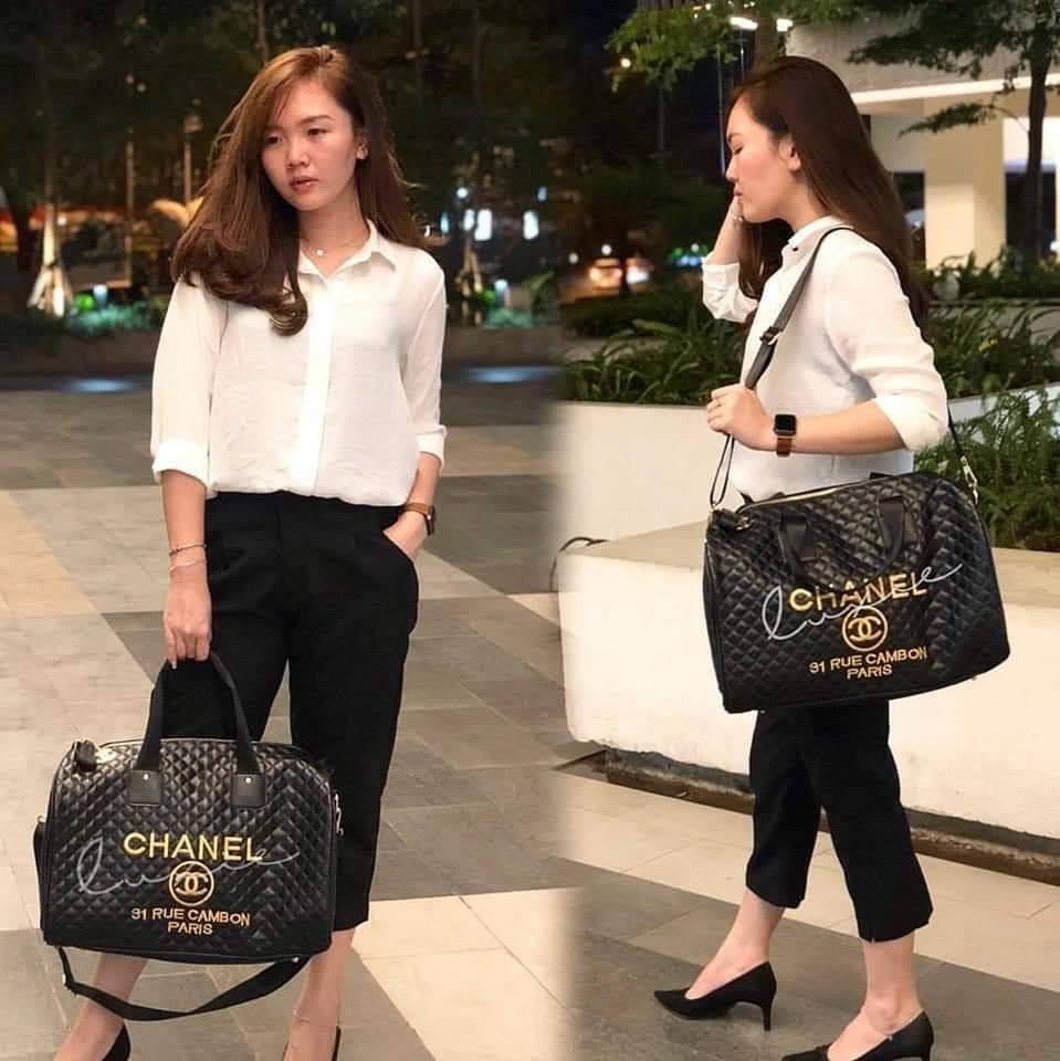 Chanel Quilted Travel Bag Super rare item! กระเป๋าเดินทางใบใหญ่ VIP. gift with Purchanel ของแท้รุ่น Limited Edition จาก counter Chanel วัสดุหนังเรียบลายตาราง เนื้อหนา กันน้ำ ดูแลรักษาง่าย ด้านหน้ามี logo brand ตัวกระเป๋าเปิดปิดด้วยซิป หัวซิปแบรนด์ อะไหล่ท