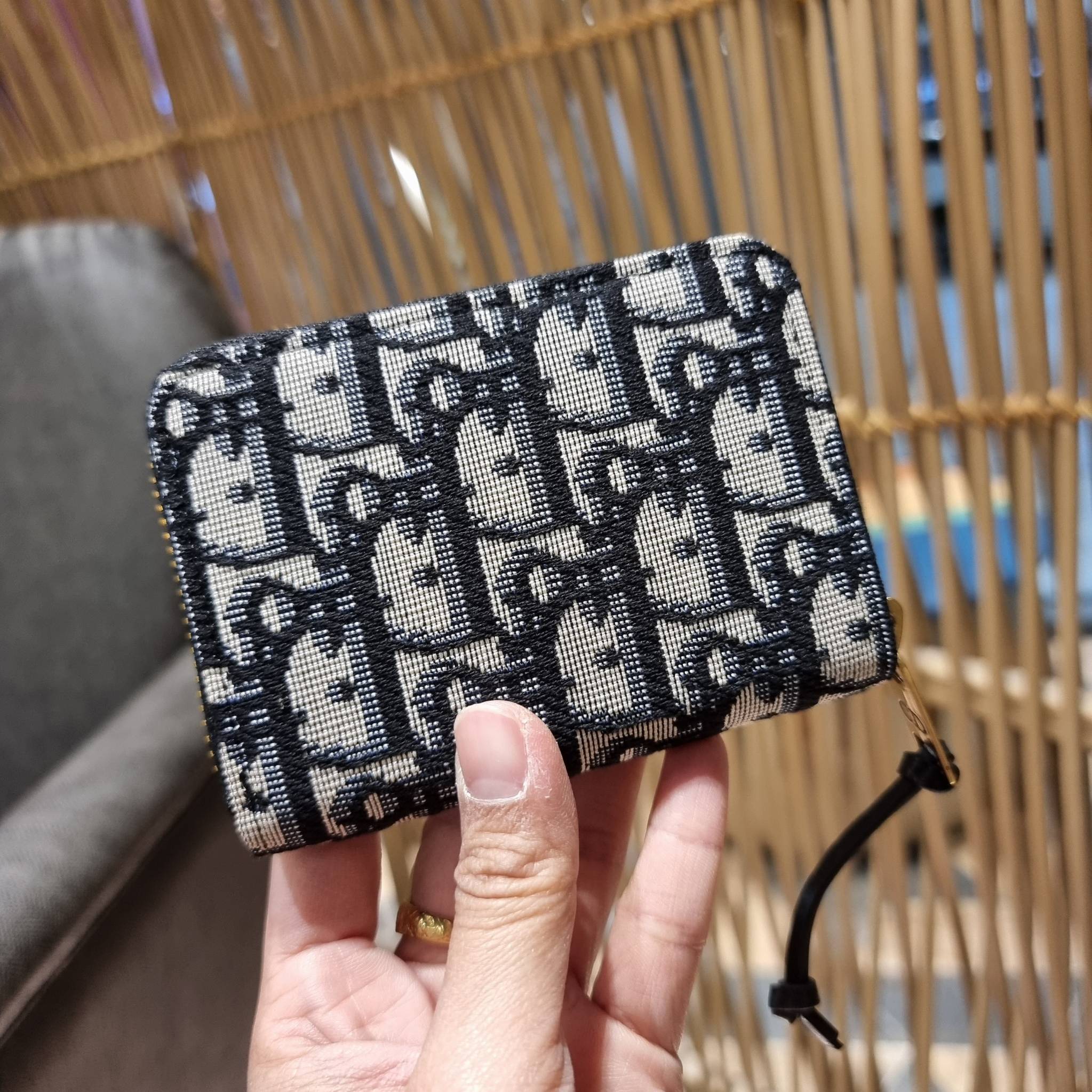 VIP 】CD ZIP AROUND SHORT WALLET WITH GWP กระเป๋าสตางค์ใบสั้นซิปรอบ พรีเมี่ยมกิ๊ฟจากเคาน์เตอร์ วัสดุผ้าแคนวาสปักลาย สลับหนังแท้ภายใน ดีไซน์เรียบหรู ผู้ดีที่สุด!! ภายในมีช่องใส่บัตร ใส่ธนบัตรได้ (แบบพับ) หรือจะพกไว้ใส่เหรียญ สะดวกใช้มากๆ มาพร้อม box set ในร